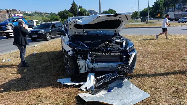 2 otomobil çarpıştı: 4 yaralı