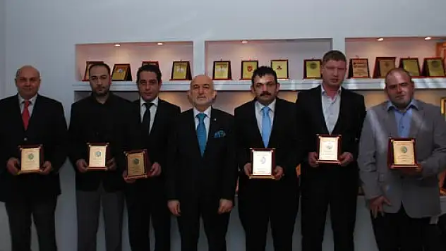 Başkan Kefeli'den Kurul Üyelerine Plaket