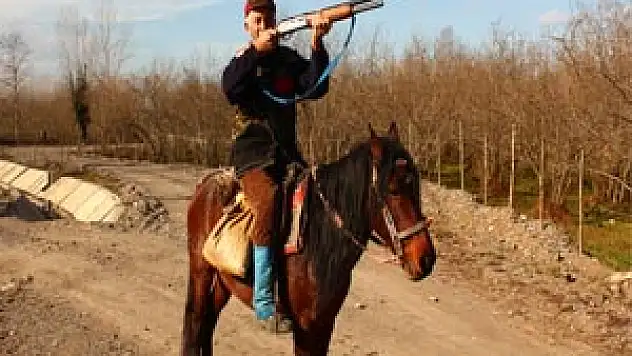 68 Yaşında Atının Üstünde Avlanıyor