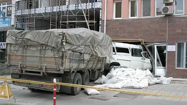 Freni patlayan kamyon poisevine çarptı