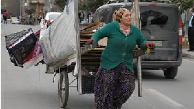 Asker Eşi Çöpten Atık Toplayarak Geçimini Sağlıyor