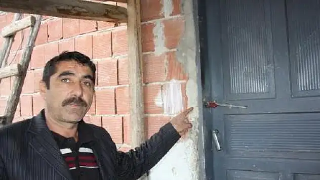 Evi mühürlenince sokakta kaldı