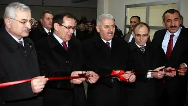 Bakanlar okul ve barınak açtı