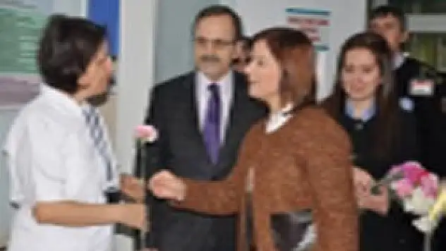 HASTANEDE GÜL DAĞITTILAR