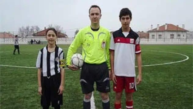 ERKEK FUTBOL TAKIMINA KIZ KAPTAN