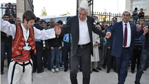 ARALARINDA AK PARTİ MİLLETVEKİLLERİNİN BULUNDUĞU HEYET, BARIŞ HALAYI ÇEKTİ