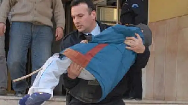 YÜRÜYEMEYEN ŞAHİDİ KUCAĞINDA TAŞIYAN POLİS AYIN POLİSİ SEÇİLDİ