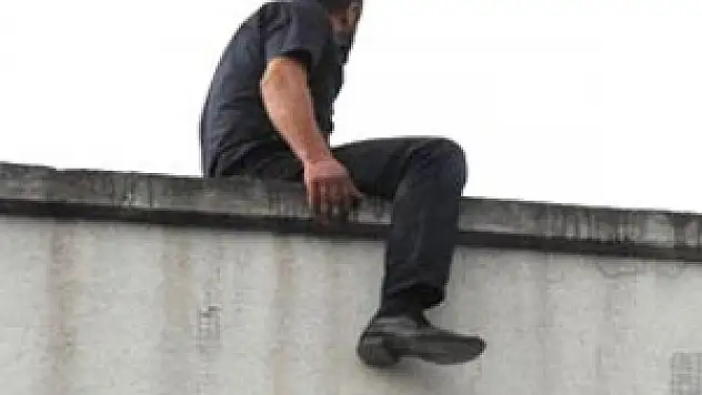 İşsiz Genç, Hastanenin Çatısında İntihara Kalkıştı