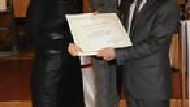 Profesörle belgelerini aldılar