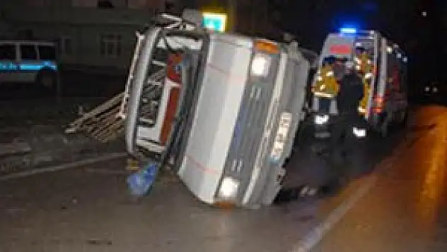 Devrilen Aracın Sürücüsü Yaralıları Bırakıp Kaçtı