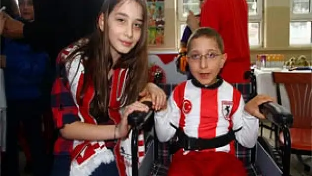 Minik Yüreği İle Büyük İş Yaptı 