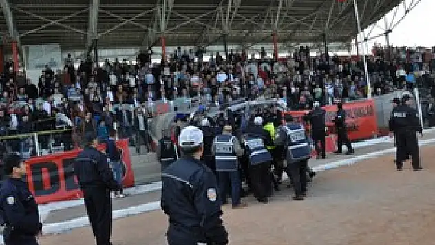 BÖLGESEL MAÇTA FUTBOLCULAR İLE TARAFTARLAR YUMRUK YUMRUĞA KAVGA ETTİ