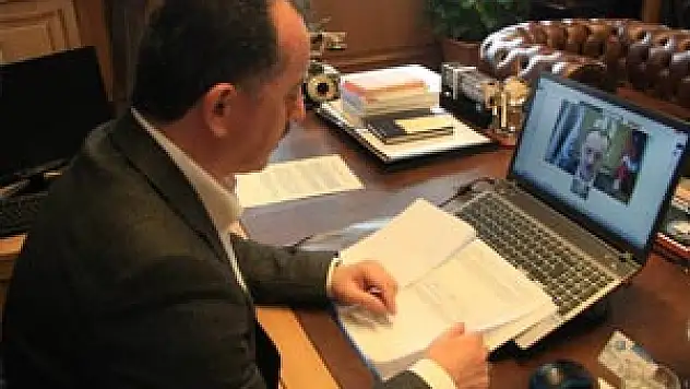 'DİKKAT, İNTERNETTE KARŞINIZA BAŞKAN ÇIKABİLİR'