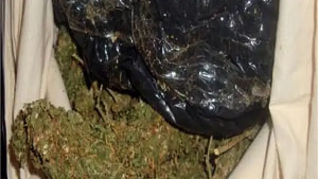 Gardiyan 24 kilo esrarla yakalandı