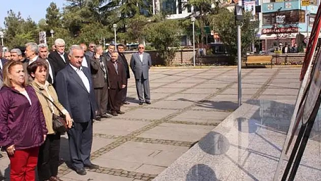 CHP ve MHP de Atatürk Anıtına çelenk sundu