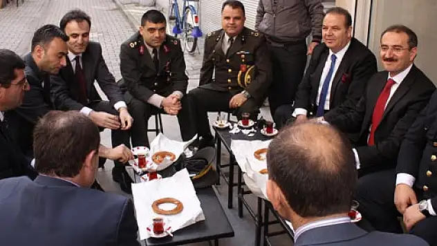 Çarşamba Protokolünün Çay-Simit Keyfi