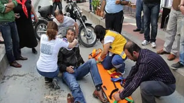 KAMYONET MOTOSİKLETE ÇARPTI: 1 YARALI