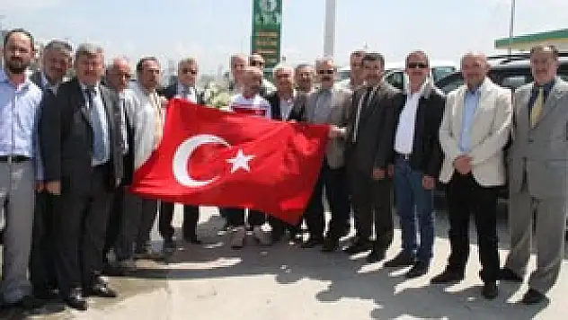 Türk Bayrağını İstanbul'dan Samsun'a Taşıdı