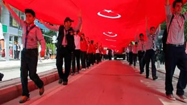  SAMSUN'DA 1919 METRELİK BAYRAKLA 'GENÇLİK YÜRÜYÜŞÜ'