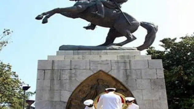 DAMYO Anıta Çelenk Sundu