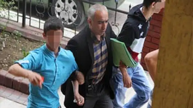 Camiden Hırsızlık Yapan 4 Genç Kameraya Yakalandı