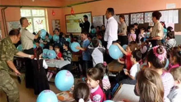 Askerler Köy Çocuklarına Haklarını Anlattı