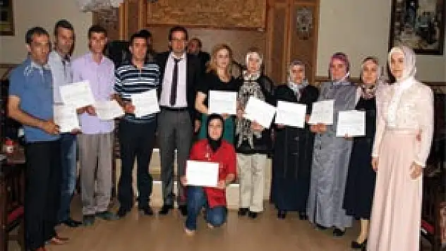 KURSİYERLERİN SERTİFİKA SEVİNCİ