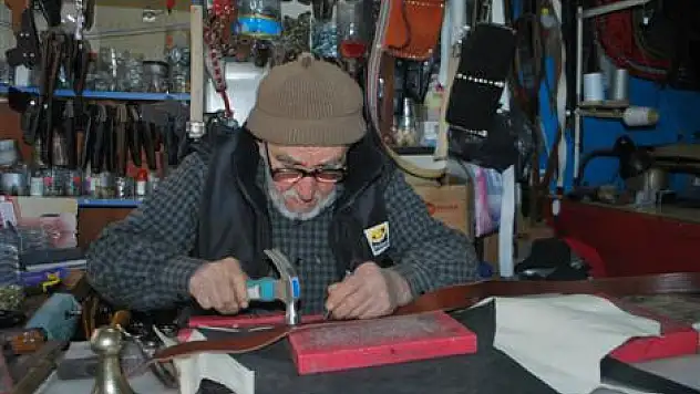 62 yıllık semerci teknelojiye direniyor