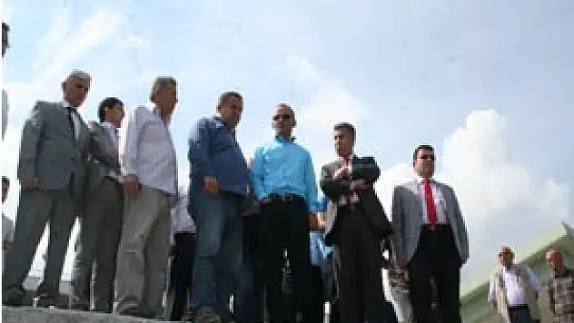 Öztürk, yaptırdığı camide namaz kıldı