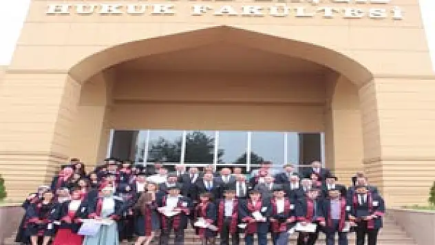 Öğrenciler Mezuniyetini kep atarak kutladı