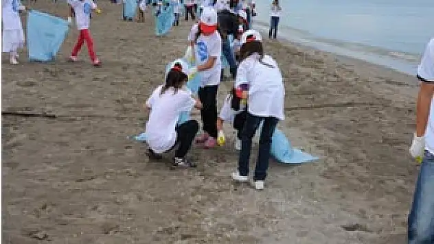 Çevreci Minikler Atakum Sahilini Temizledi