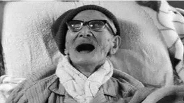 YAŞLI ADAM KENDİNİ BIÇAKLADI