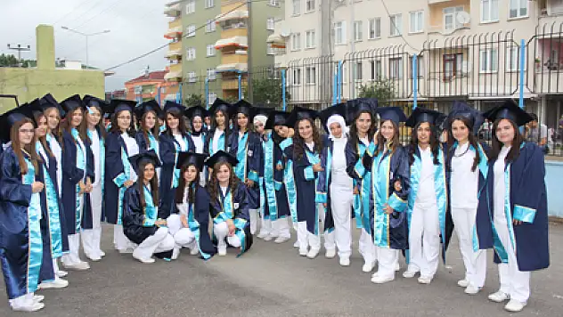 77 Sağlıkçı mezun oldu