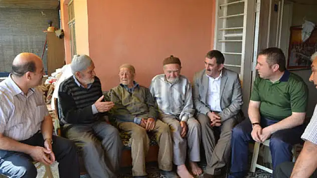 En Yaşlı Babaya Ziyaret