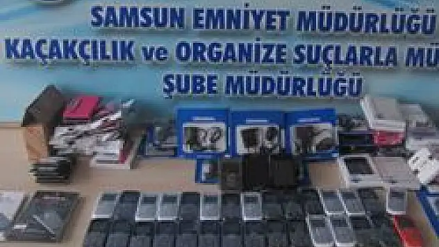 Kamyonette Kaçak Cep Telefonu Ve Malzemesi Ele Geçti