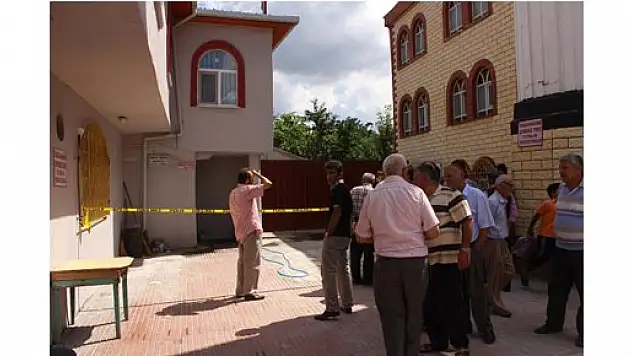 CAMİDE ÖLÜ BULUNDU