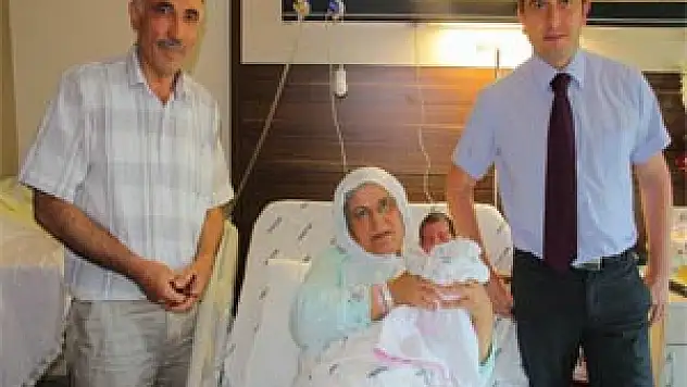 54 YAŞINDA ANNE OLDU