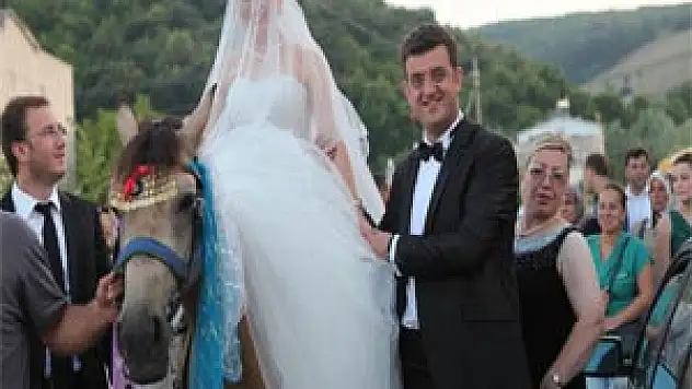 GELİN ATA BİNMİŞ..