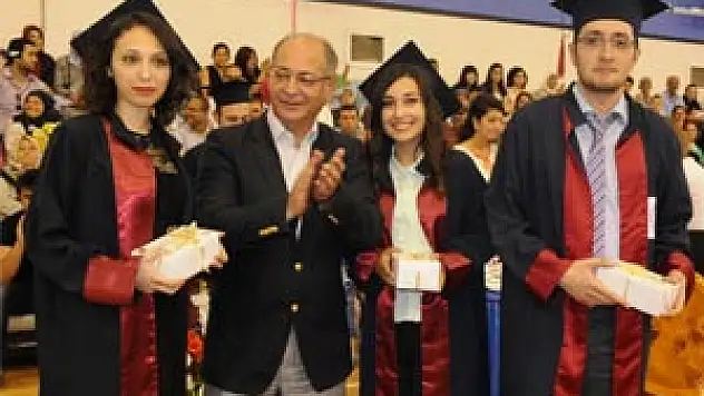 TIP FAKÜLTESİ 105 MEZUN VERDİ