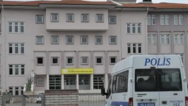  OKULDAN ANFİ HIRSIZLIĞI