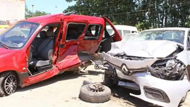  TERME'DE 2 AYRI KAZA: 5 YARALI