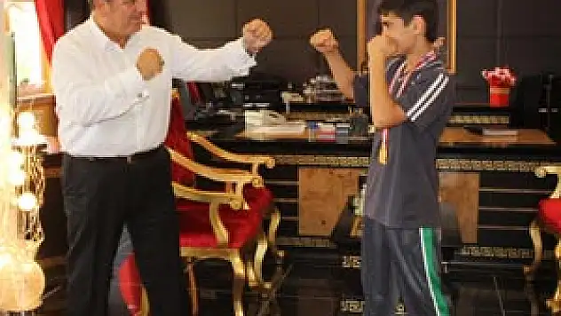 Boksta Türkiye şampiyonundan kaymakam Yıldız'a ziyaret