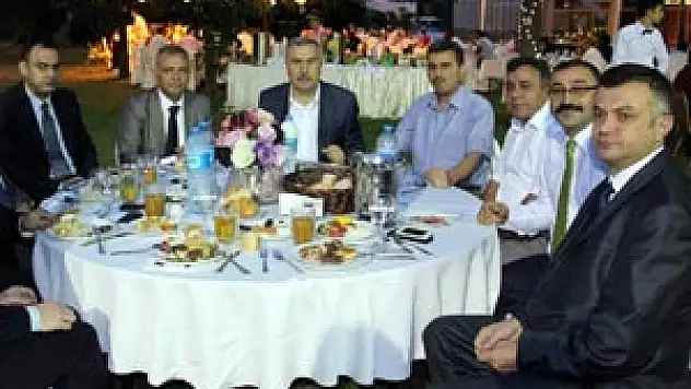 ESNAFLAR, İFTAR YEMEĞİNDE BİR ARAYA GELDİ