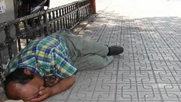  YERDE YATAN ŞAHIS POLİSİ ALARMA GEÇİRDİ