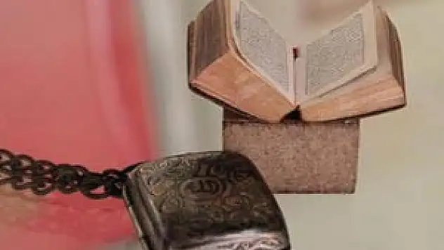 Mikro Kuran-ı Kerim görenleri hayran bırakıyor