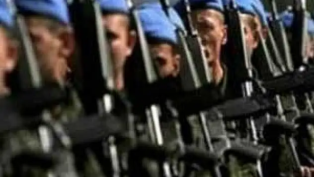 Meclis'te askerlik süresi 9 aya insin teklifi