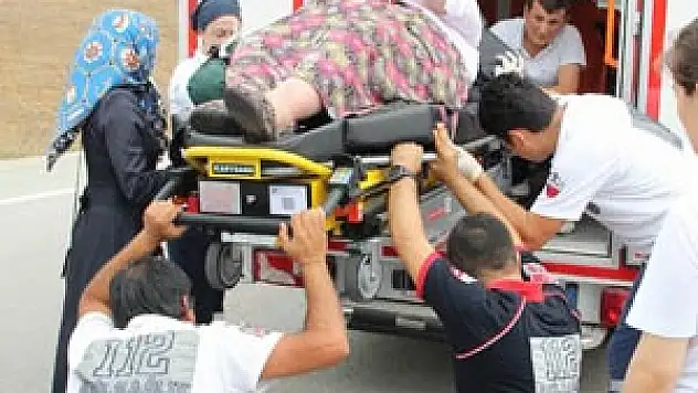 OBEZ HASTASI GÜÇLÜKLE AMBULANSA BİNDİRİLDİ