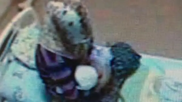 KIZINI BOĞARKEN GÜVENLİK KAMERASINA YAKALANAN KADININ YARGILANMASINA BAŞLANDI