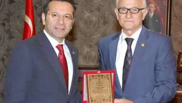 Baro'dan Vali Aksoy'a Plaket