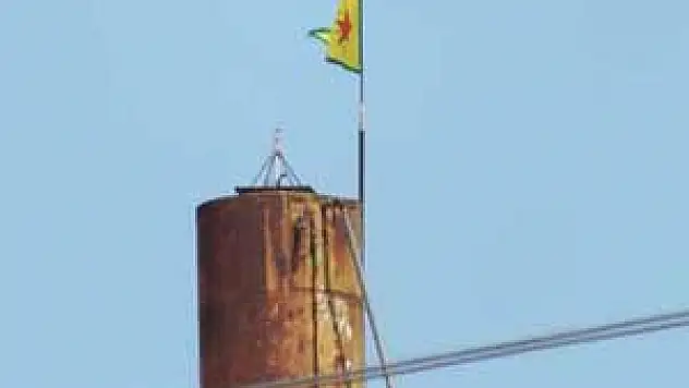 PYD Rasulayn'a sözde bayrağını dikti